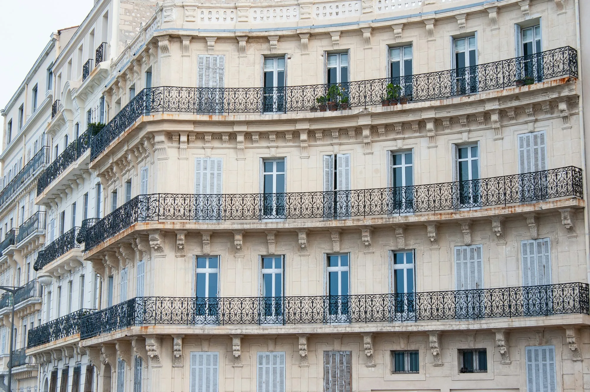 Immeuble haussmannien à Courbevoie, type de bâti dans lequel Hygiène Habitat intervient